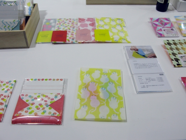 伝統模様をモチーフにした「sotto」。カバンやポーチに忍ばせて、ちょっとした時に使える「ジッパーバッグ」