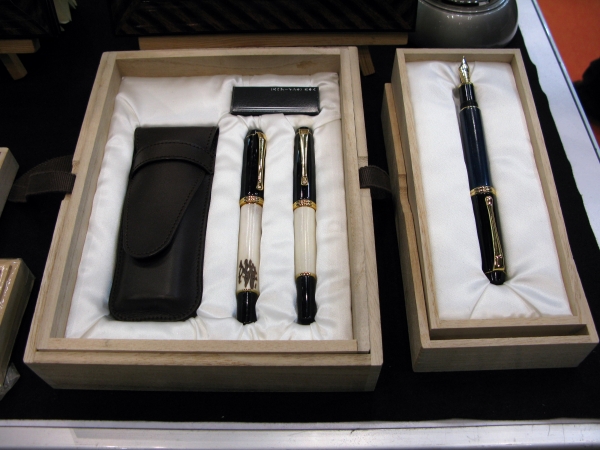 5万円という高価格でありなが特別なギフトとして人気が高い、鹿角利用の「くれ竹万年筆・夢銀河鹿角」呉竹