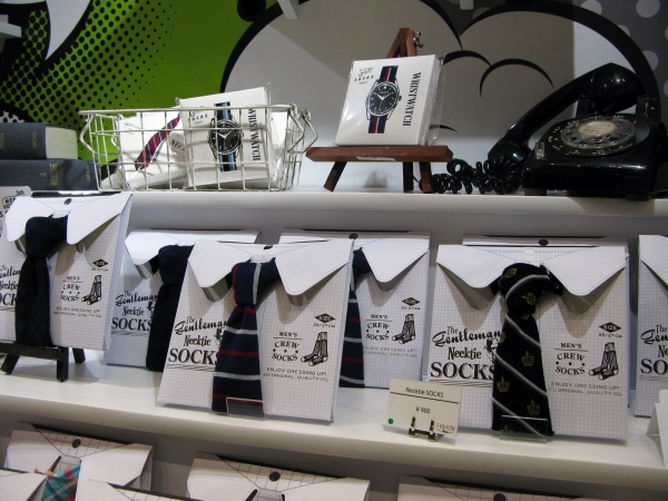 春夏らしい爽やかなカラーリング、一見ネクタイに見えるが靴下というユニークな「ネクタイソックス」助野