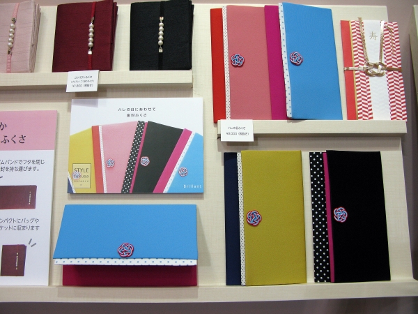 日本の文化を華やかにドレスアップ。水引きのモチーフはハレの日に相応しい「ハレの日ふくさ」大一創芸