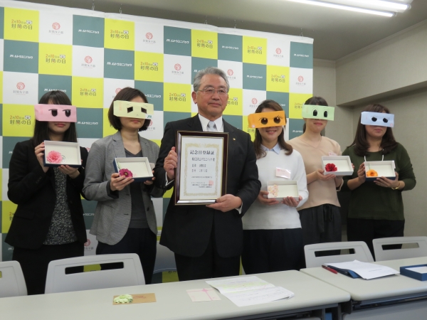 武藤社長と封筒女子部の5名、なかには可愛い封筒づくりを夢見るおかあさんも