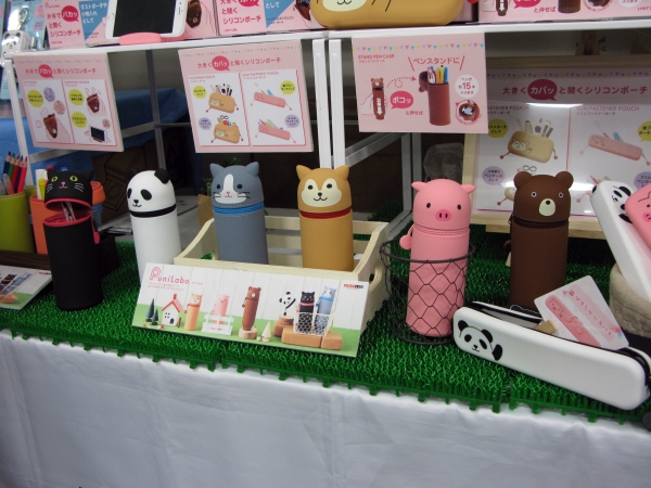 シリコン素材の『ぷにっ』として素材感とカワイイ動物デザイン、スタンドペンケース「プニラボ」LIHIT LAB.