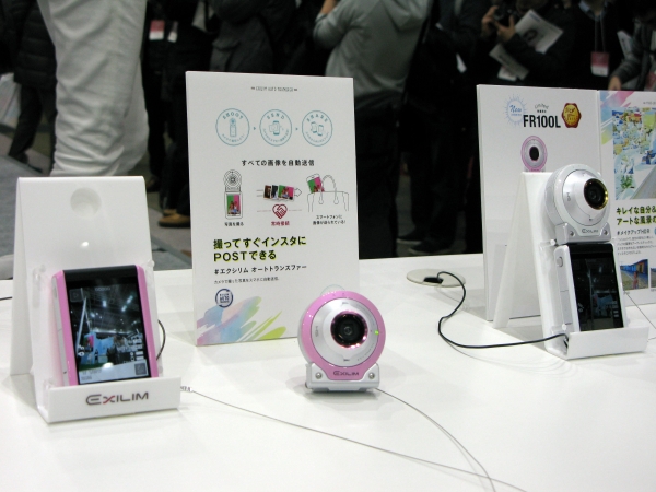「美景」「美顔」「美脚」がひときわ映える自撮り用デジタルカメラ『EX-FR100L』　カシオ計算機