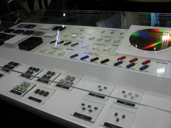 「ＥＸＣＥＲＩＡ ＰＲＯ」シリーズのＳＤＨＣ／ＳＤＸＣメモリーカード・ＣＦカード新製品などを展示　　東芝