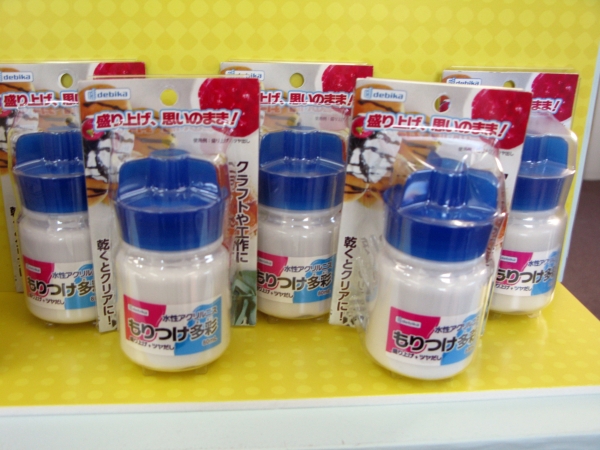 塗り重ねることで最大5ｍｍまで盛り上げ可能、乾くと透明になる「水性アクリルニス　もりつけ多彩」