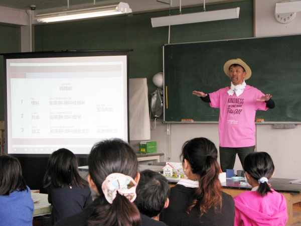 子どもたちを楽しませながら 鉛筆削りの仕組みについて 熱く語る玉山社長
