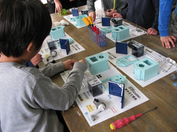 子どもたちは 真剣な面持ちで 自分だけの鉛筆削り『カールくんのいえ』を作り上げていた