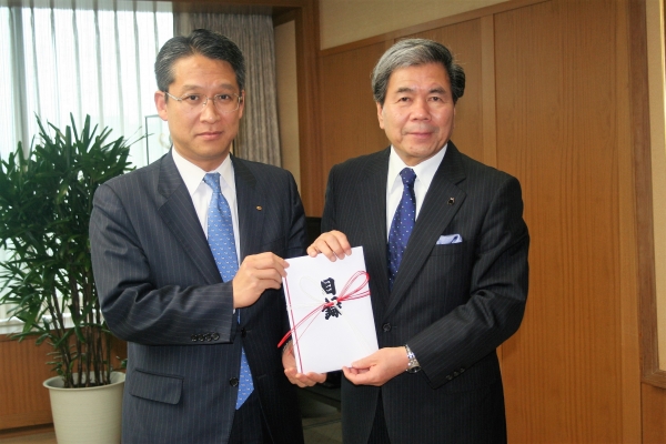 蒲島郁夫熊本県知事に目録を贈呈する藤井章生社長（左）