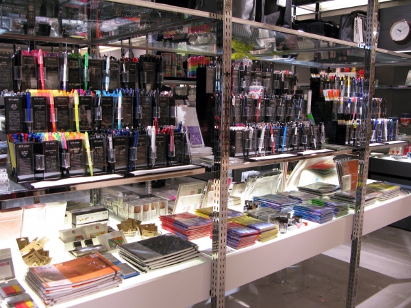 文具王・高畑正幸氏セレクトによる72種類を展開