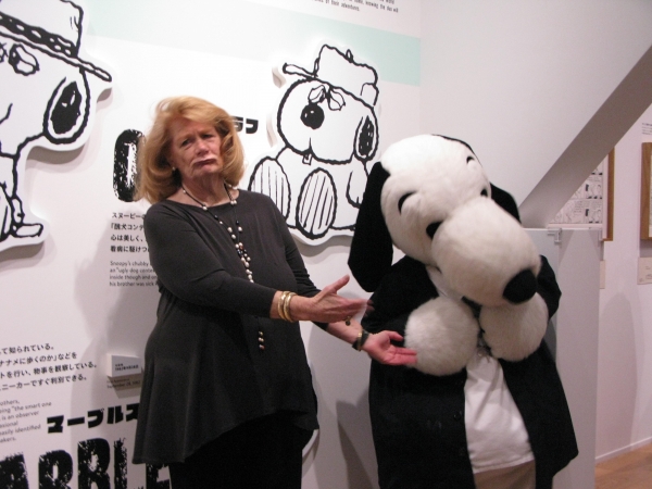 『Oh No！（オーノー）』と、チャールズＭ.シェルツ美術館の館長カレン・ジョヨンソンさん