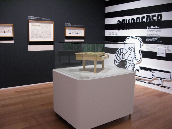 シェローダーを見つめているのは、もちろん、あの女の子・・・