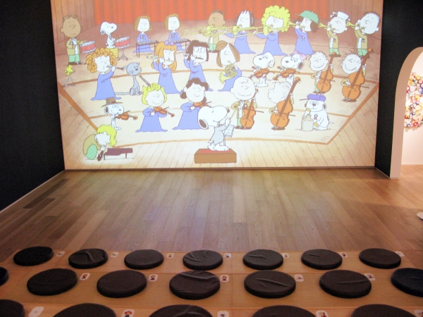 来場者が観客席に座ると、演奏中のキャラクターが手を降ったりおなじみのリアクションをしてくれる