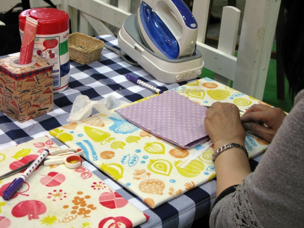 「ボンド裁ほう上手」を使った、マグネットフック付フラットポーチを作ろう！体験教室　 コニシ　