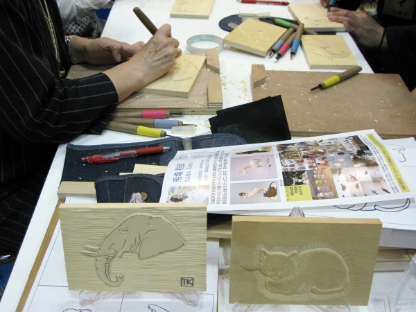 限られた厚みの中で立体感を表現する人気の板彫体験、今年のモチーフはバク、ネコ、ゾウ。道刃物工業