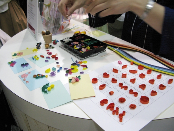 細長い紙をクルクル丸めパーツを作り、組み合わせていろんな形に仕上げる「ペーパークイリング」ヤマト