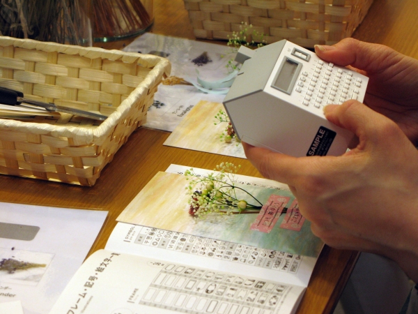 新製品のテーププリンター「こはるMP20」を使用したカードづくり　キングジム