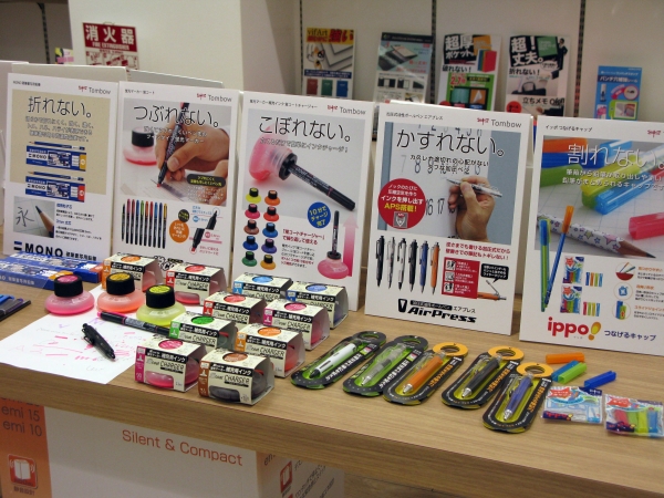 折れない、つぶれない、こぼれない、かすれない、割れない　トンボ鉛筆の文房具