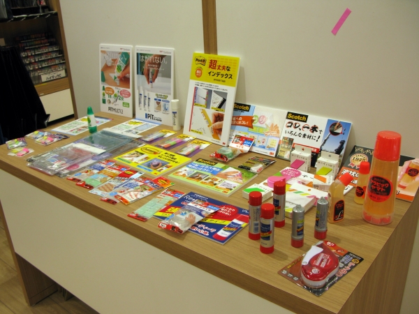 ロングセラーのり、テープのり、貼って剥がせるのり、超丈夫なインデックスなど、貼ることのできる商品は様々