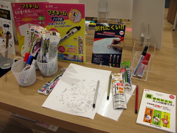 試し書きをすると丈夫さだけじゃなく、書き終った後の黒鉛の状態も実感！芯が折れにくい鉛筆「オレンピツ」クツワ