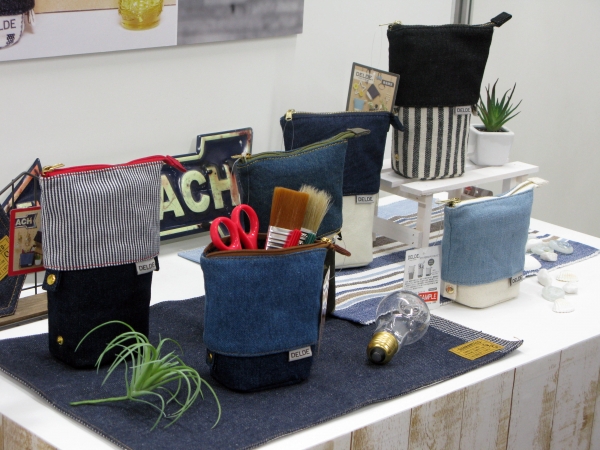 サイドのボタンで留められる新機能付き！デニム素材のペンポーチ「ＤＥＬＤＥ（デルデ）」