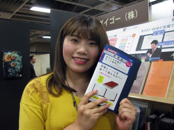 「手帳とノートを並べて使えるカバー」は、マグネットで留めているのでスムーズに開閉できます！ダイゴー