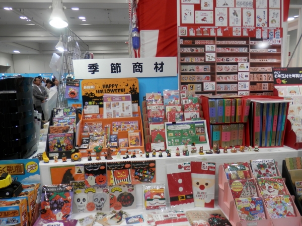 ハロウィンや年末商材などを集めた季節商材コーナー