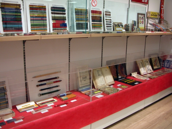 緑色と小豆色の塗装、軸のニスの光沢、軸に刻まれた金箔の刻印、削った時の芳しい香りを体験