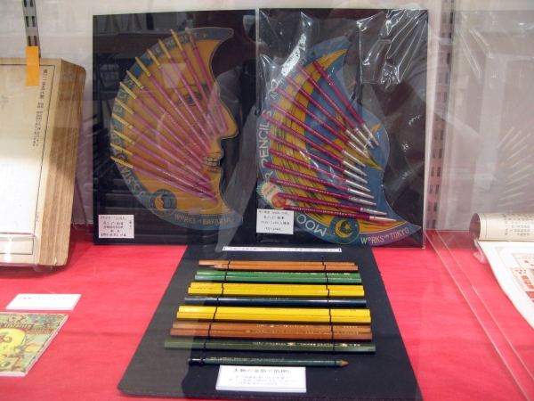 商品だけでなく販売用の台紙まで模倣。おおらか時代だったのが伝わります　ステッドラー「ＬＵＮＡ」（左）　