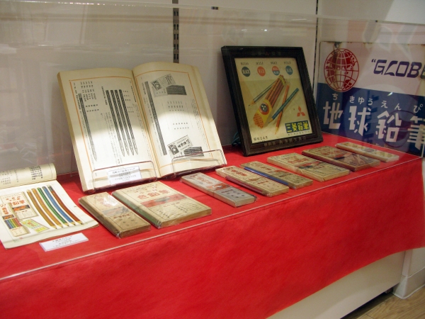 稀少な大正時代の「真崎市川鉛筆」「文運堂」カタログも展示
