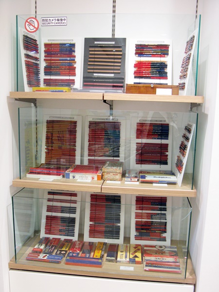 軸の太さや芯の太さの異なる赤青鉛筆