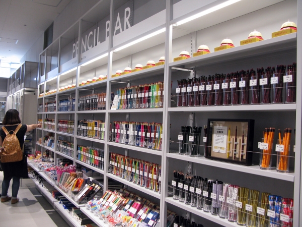 世界中の20ブランドが大集合。300種類、約5000本の鉛筆が揃う。