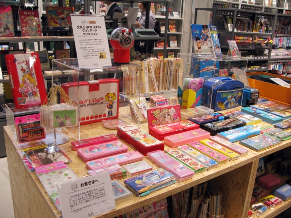 誰でも知っているあの文具を小さくした「小文具」とお蔵入りした人気アイテム「古文具」。文具王の蔵出し品も