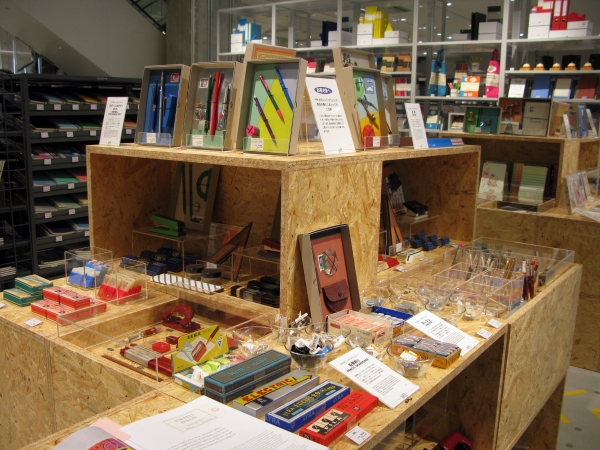 ドイツの文具店「インクウェル」店主の出身地でもあるイタリアやドイツを中心に世界各国から買い付けた文具