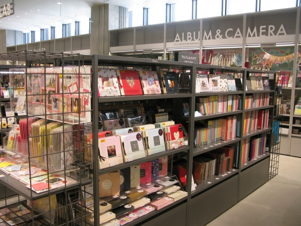 フィルムカメラで撮影した写真をSNSにアップすることが人気になりアルバム売場も拡充