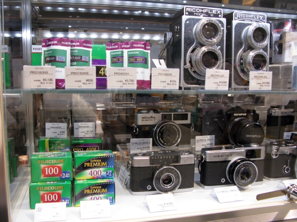 何が撮れているかわからいと、ドキドキ感が人気のフィルムカメラ、レトロ感がカワイイ「ＲＩＣＯＨＦＬＥＸ」など