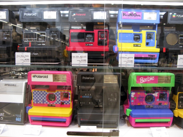 カシャッと取ってすぐにシェアできる！ポップなカラーのポラロイドカメラもライアップ
