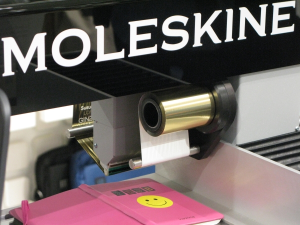 モレスキン　アトリエでは、名入れマシーンを日本で初めて常設