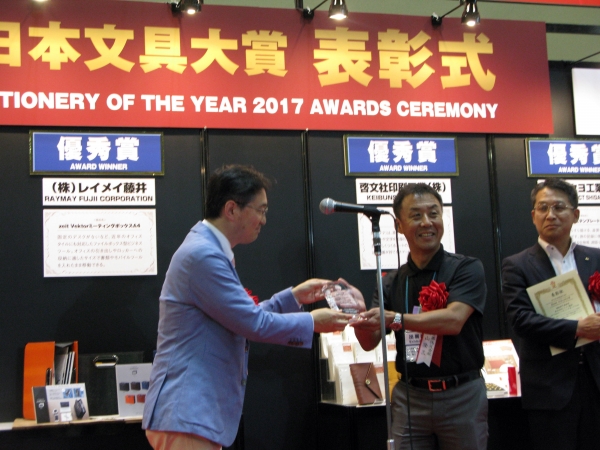 玉山社長は「ハサミの素材は贅沢に3ｍｍ厚のステンレス鋼を使いプロセスにこだわり具現化した」とコメント