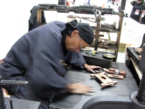 日本に3人しかいない墨職人の西岡玄堂氏による、墨造りの伝統を守ってきた「型入れ」実演　呉竹