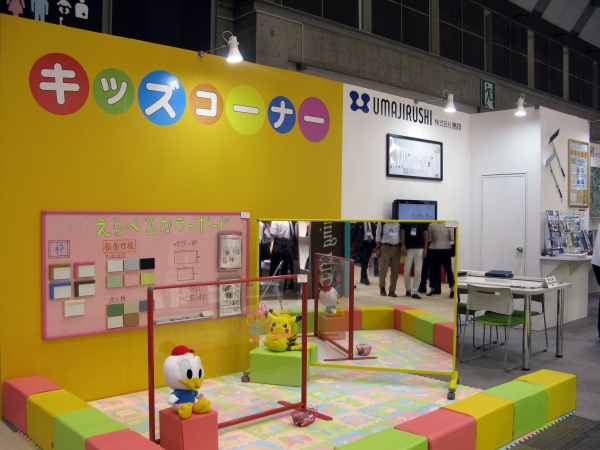 ショッピンセンターなどのキッズコーナーに「透明ボード」をお絵かき用ボードとして設置提案　馬印