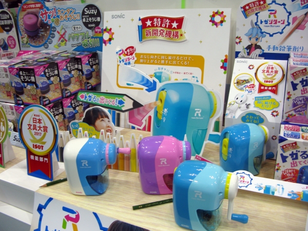 芯がトガると鉛筆を自動排出する新機構（特許）「トガリターン手動鉛筆削り」ソニック