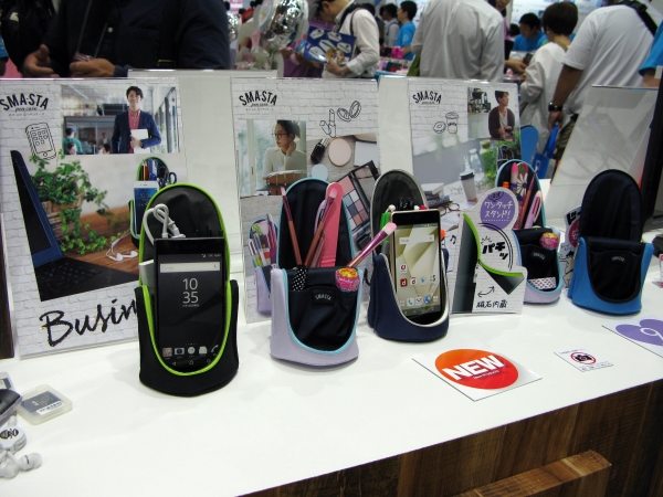 磁石内臓でしっかり安定、ワンタッチスタンド「スマ・スタ立つペンケース」ソニック