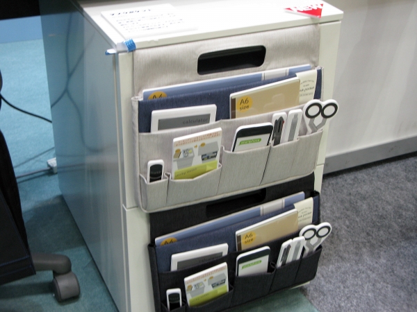 机周りのデッドスペースペースを活かし引き出しにつける新しい収納スペース「デスクポケット」キングジム