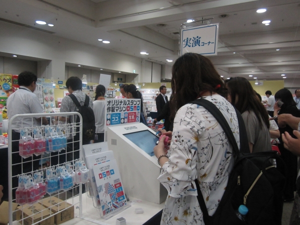 ＯＳＭＯの実演コーナー〈シヤチハタ〉