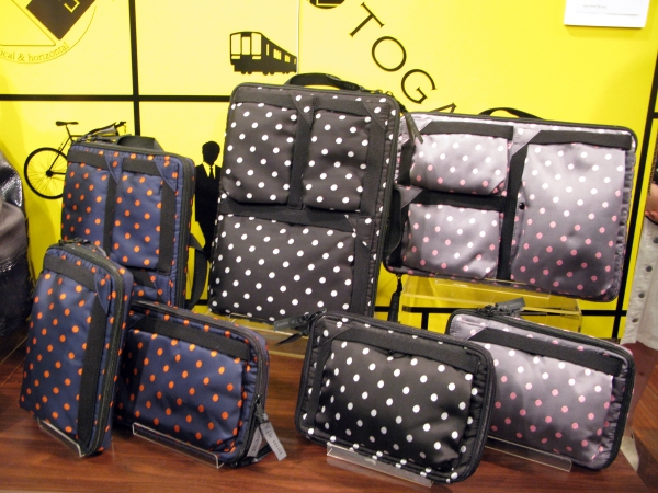 タテからでもヨコからでもバッグの中から取り出しやすいハンドル付のバッグインバッグ「トガクレ」