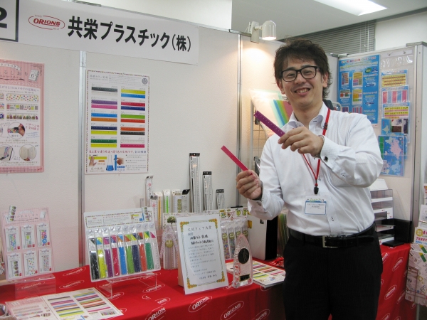 リバーシブルで表と裏で違う用途・違う色の定規「両面カラー定規」共栄プラスチック