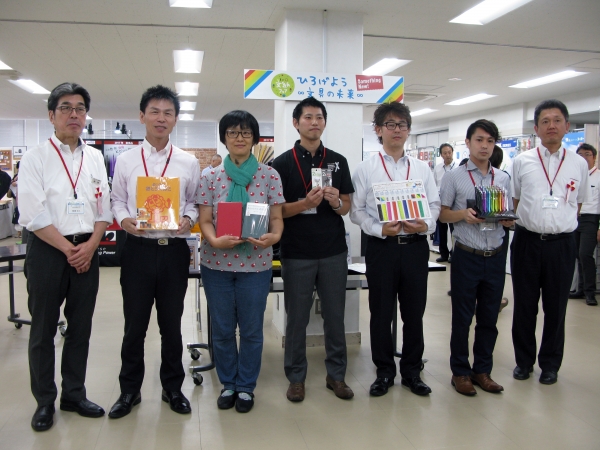 高橋代表幹事　デビカ　ぷんぷく堂　マグエックス　共栄プラスチック　オート　口分田幹事　(左から)