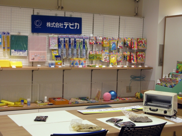 こどもと一緒に作ってみませんか？「オーブンでできる簡単陶芸」の粘土に触れて体験できます