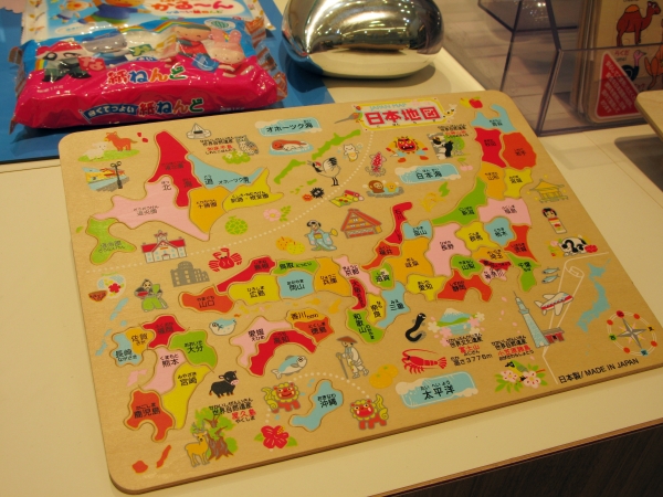 お子さんのプレゼントに購入する方が多い、都道府県別(北海道6分割)49ピース「木製知育パズル日本地図」