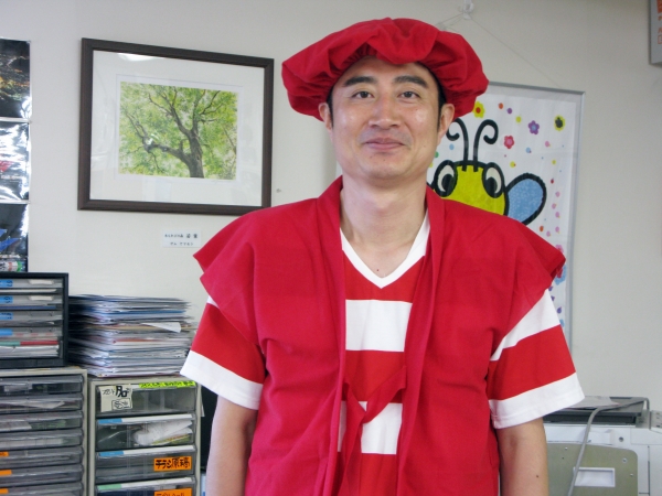 「還暦コスプレに挑戦！今日のファッションポイントは、赤いちゃんちゃんこと大国頭巾です」